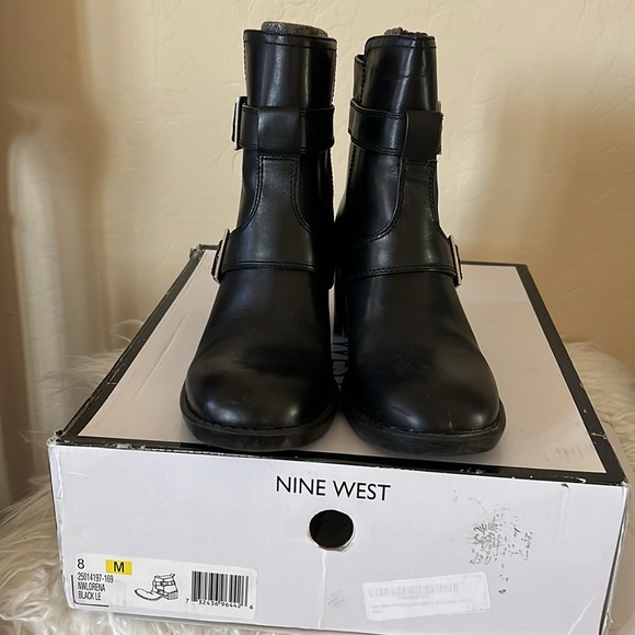 Cute and comfortable Nine West bootie with silver buckles.  Slip on. Size 8 - Picture 3 of 3